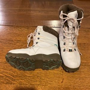 Women’s snow boots